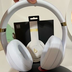 Used- like brand new. selling because i don’t really use them.